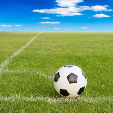 Futbol topu futbol alanında mavi gökyüzü 