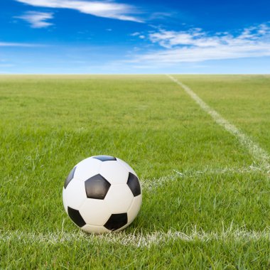 Futbol topu futbol alanında mavi gökyüzü 