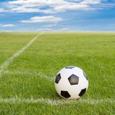 Futbol topu futbol alanında mavi gökyüzü 