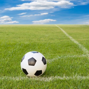 Futbol topu futbol alanında mavi gökyüzü 