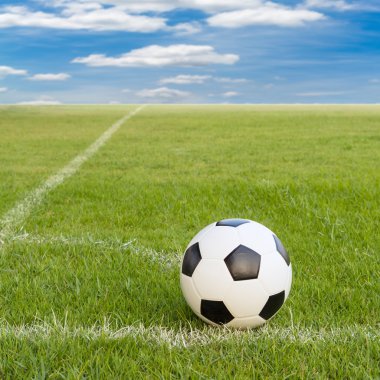 Futbol topu futbol alanında mavi gökyüzü 
