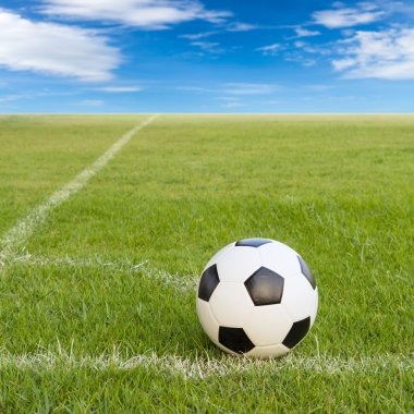 Futbol topu futbol alanında mavi gökyüzü 