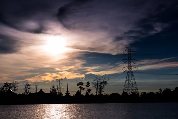 Elektriciteit pijlers tegen wolken onweer — Stockfoto