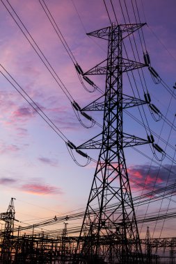 elektrik direkleri renkli gündoğumu karşı 