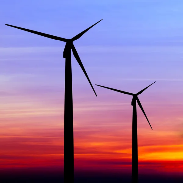 Silhueta de turbina eólica no pôr do sol colorido — Fotografia de Stock