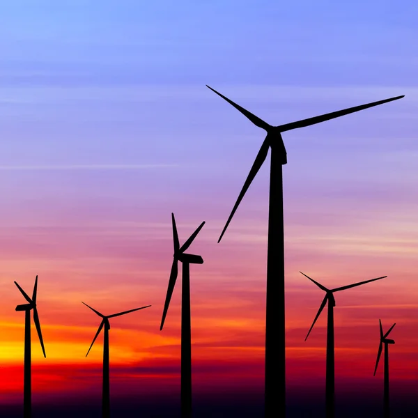 Silhueta de turbina eólica no pôr do sol colorido — Fotografia de Stock