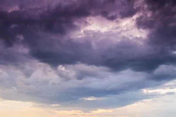 Burzowe chmury na niebie — Zdjęcie stockowe