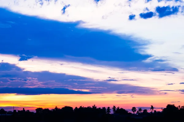 Tramonto al tempio lungo il fiume Chao Phraya — Foto Stock