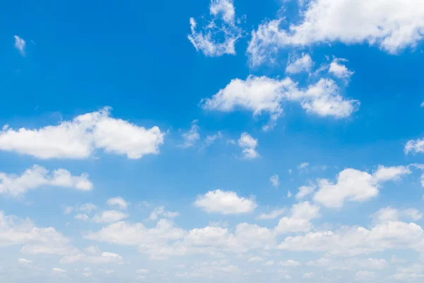 Langit biru dengan awan — Stok Foto