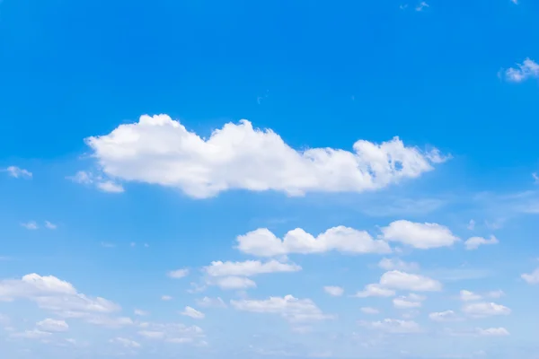 Blå himmel med moln — Stockfoto