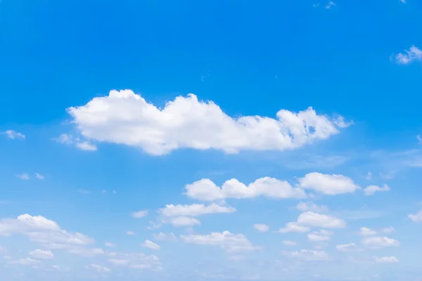 Blauwe lucht met wolken Stockafbeelding
