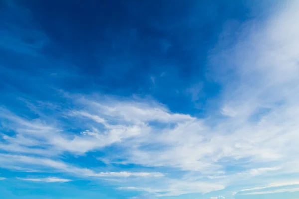 Blauwe lucht met wolken Stockfoto