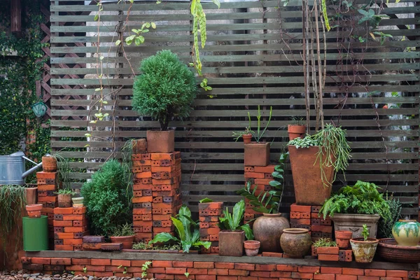 Cortile decorato con alcuni alberi e fiori — Foto Stock