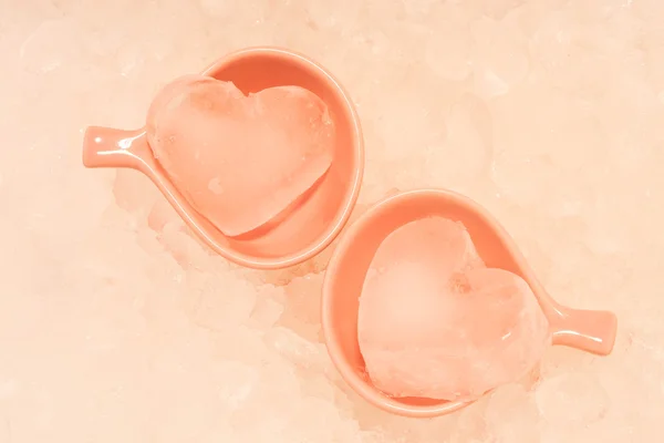 Hjerteis i lyserøde kopper med is tekstur baggrund - Stock-foto