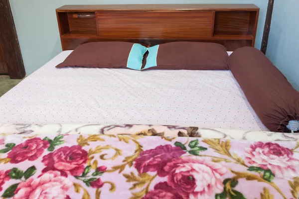 Nyugodt hálószoba egy dupla kemény fa ágy — Stock Fotó