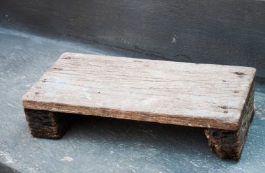 eski stil mini ahşap tabure kullanıma hazır