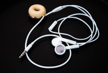 Beyaz Kulak tomurcuklu ve koyu arka plan üzerinde izole line mağaza