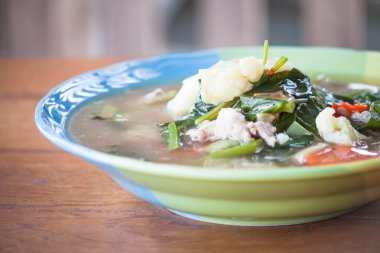 domuz eti ve sebze ile tepesinde kızarmış Pirinç Noodle