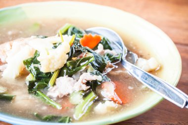 domuz eti ve sebze kızarmış Pirinç Noodle yemek hazır tepesinde