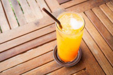 Kalbin buz küpü ile romantik portakal suyu