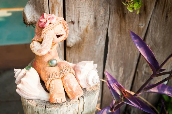 Boneca de barro feliz usado no jardim ornamental — Fotografia de Stock