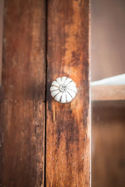Closeup of old fashioned door knob on wooden door — Stock Photo, Image