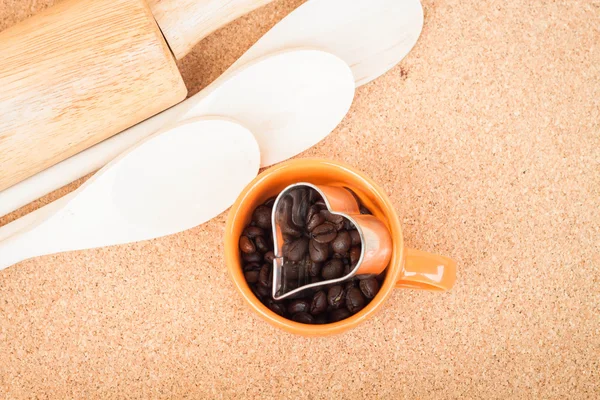 杯咖啡 bean 和 cookie 在厨房刀具 — 图库照片