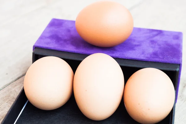 Grupo de huevos en una caja de regalo —  Fotos de Stock