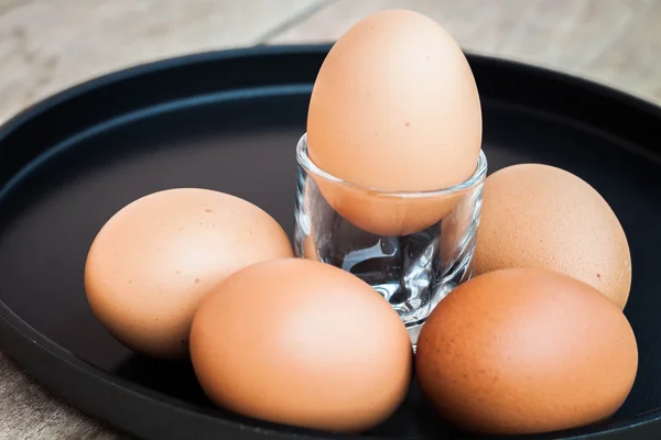 Muchos huevos en una bandeja negra —  Fotos de Stock