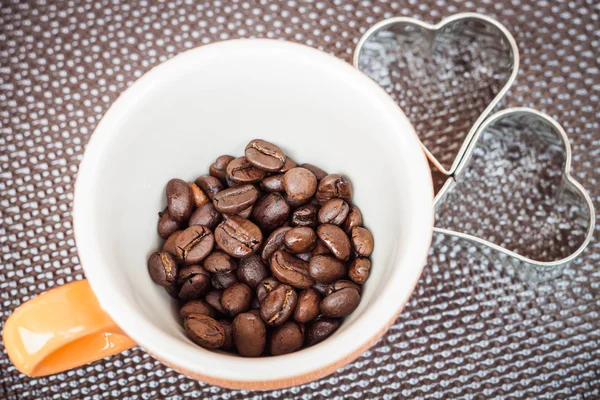 グランジ背景にコーヒー穀物のマグカップ — ストック写真