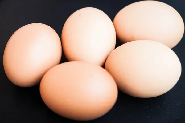 Huevos de pollo ecológicos en una bandeja negra —  Fotos de Stock