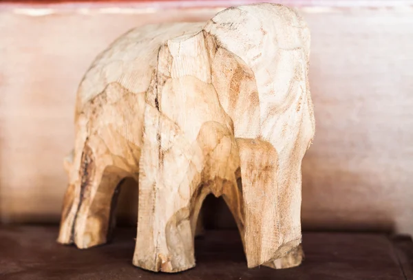Дерев'яний ручний різьблений слон — стокове фото