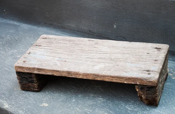 Mini tabouret en bois ancien prêt à l'emploi — Photo