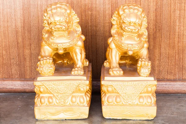 Figura estilo chino pareja dorado singha — Foto de Stock