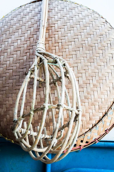 Wicker long handled fruit picker and tray — Stock Photo, Image