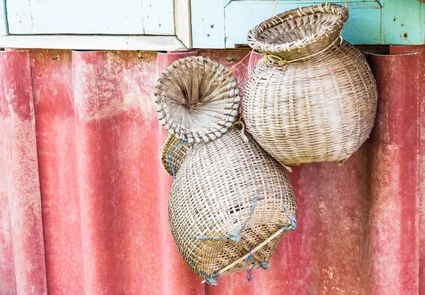 Handgemaakte rieten manden voor vis opknoping op de muur — Stockfoto