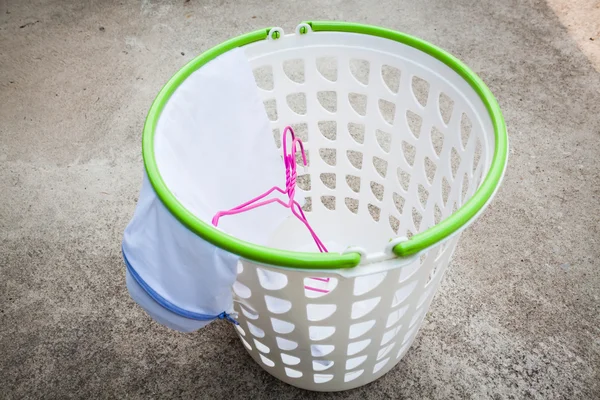 Cesta de ropa de plástico blanco vacío en el suelo — Foto de Stock