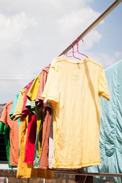renkli giyim güneş ışığı altında clothesline üzerinde kurutma