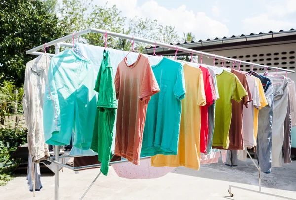 Laundry nongkrong di luar kering di musim panas — Stok Foto