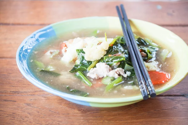 Domuz eti ve tahta çubukla tepesinde kızarmış Pirinç Noodle — Stok fotoğraf