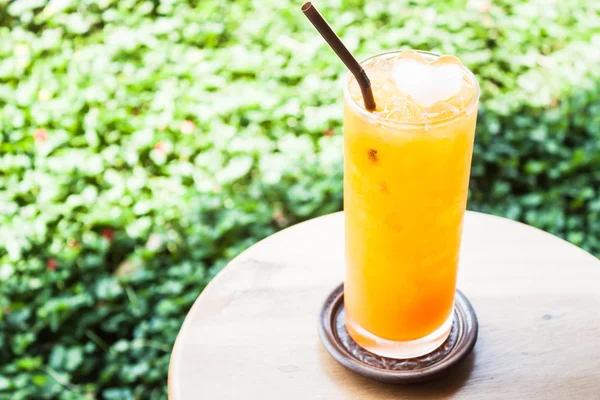 A glass of fresh iced orange juice — Stock Photo, Image