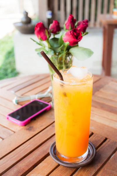 Tempo de relaxamento com suco de laranja gelado fresco — Fotografia de Stock