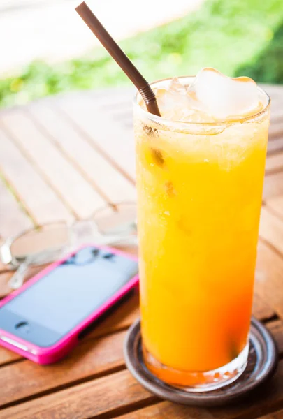 Hora de verão fresco com suco de laranja e palha — Fotografia de Stock