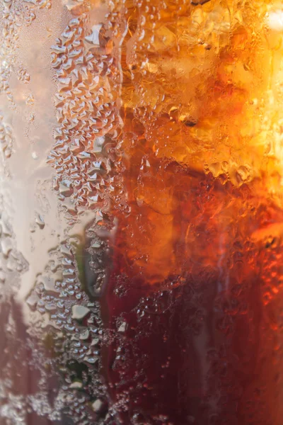 Cola Fizzy em um copo com cubos de gelo — Fotografia de Stock