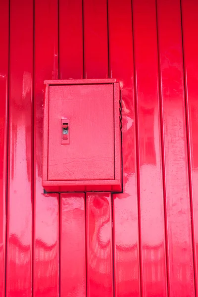 Schakelkast van metalen roldeur van gebouw — Stockfoto