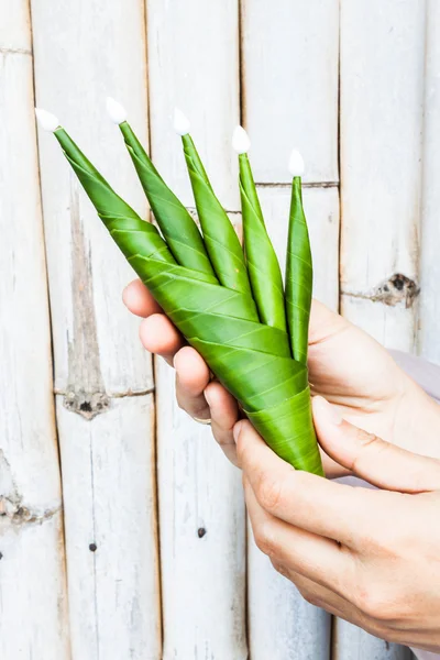 Hand håller en del av ris — Stockfoto