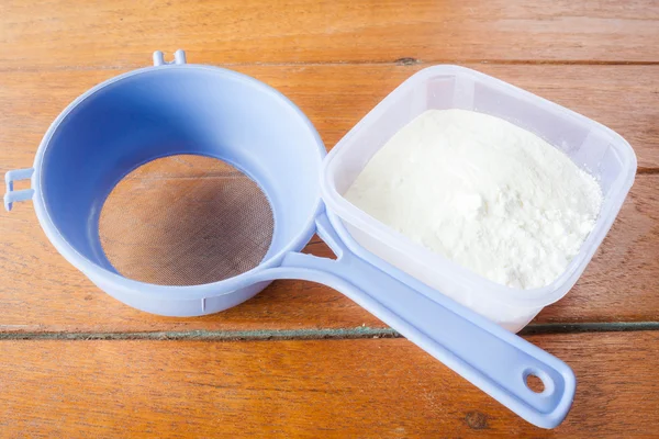 Bakery mix flour measured and sieve flour — Stock Photo, Image