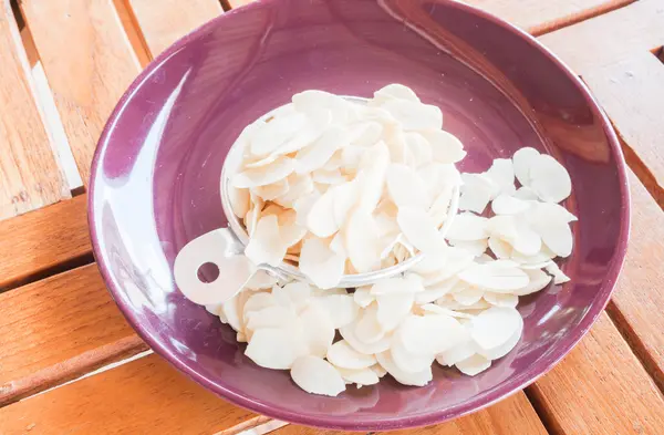 Padaria amêndoas fatiadas cruas em copo medido — Fotografia de Stock