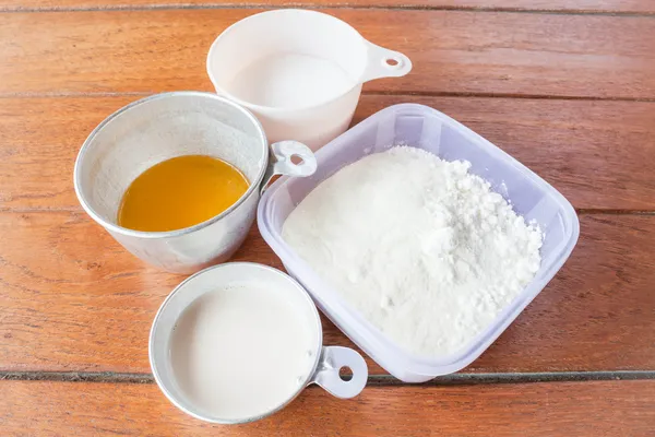 原材料小麦粉、バター、砂糖、ミルク、ベーキングのセット — ストック写真