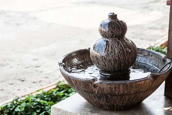 Pot fontein ingericht huis Tuin — Stockfoto